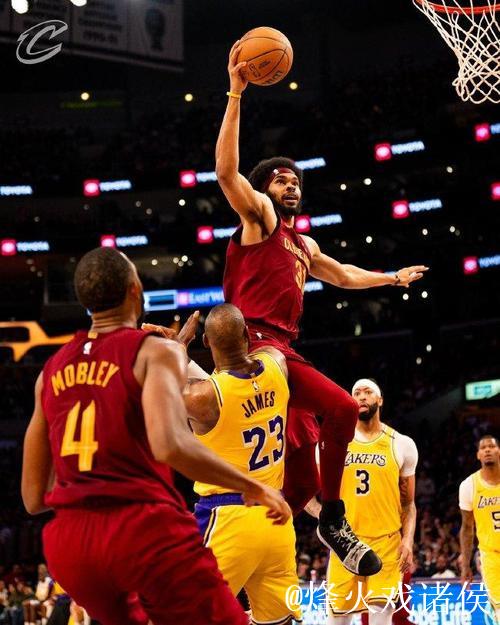 40岁詹姆斯贡献23分 阿伦27+14 骑士力克湖人迎来8连胜 40岁詹姆斯贡献23分 阿伦27+14 骑士力克湖人迎来8连胜